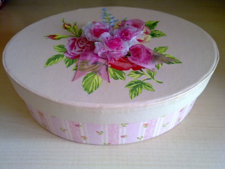 Caixa de cartão decorativa com floral